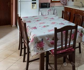 Tavole in legno con sedie