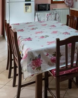 Tavole in legno con sedie
