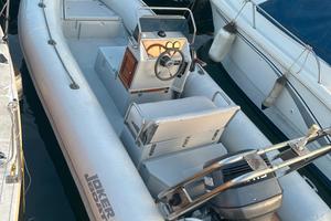 gommone con ormeggio in centro a Sanremo