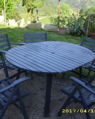 Tavolo e sedie pieghevoli da giardino