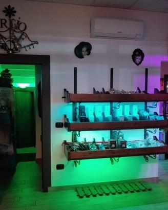Arredo negozio, bancone in legno, scaffalature