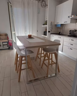 Isola IKEA + sgabelli SKLUM