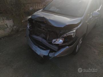 Opel Meriva B incidentata