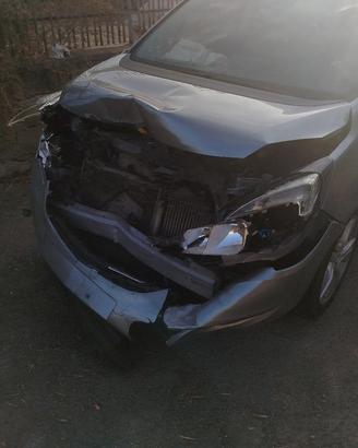 Opel Meriva B incidentata