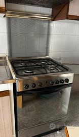 Cucina a gas 4 fuochi con forno – Acciaio inox