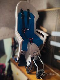 Seggiolino posteriore per montante sellino