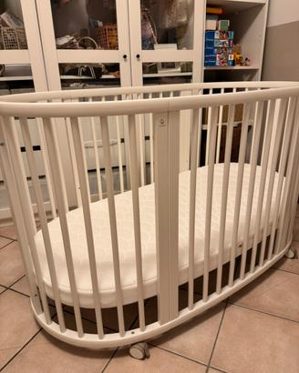Lettino Stokke Sleepi bianco forma ovale e ruote