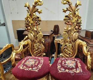 Coppia di Poltrone in velluto rosso decorato