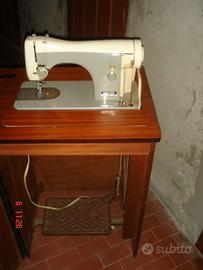 Macchina Da Cucire Antica A Pedale Necchi