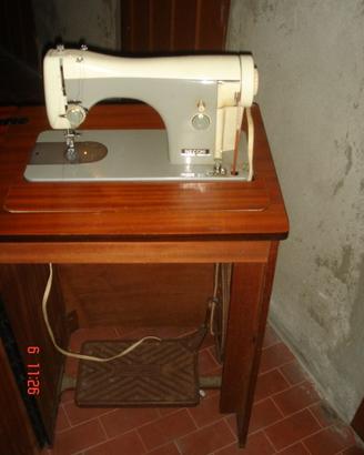 Macchina Da Cucire Antica A Pedale Necchi