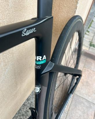 Telaio e ruote in carbonio