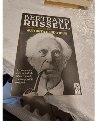 autorità  e individuo  di Bertrand Russell