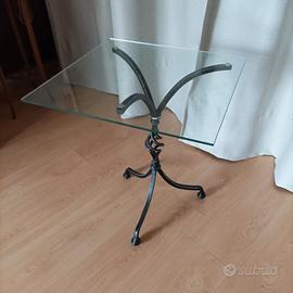 Tavolino in ferro battuto e cristallo