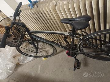 bici sia da città sia da montagna , ibrida 