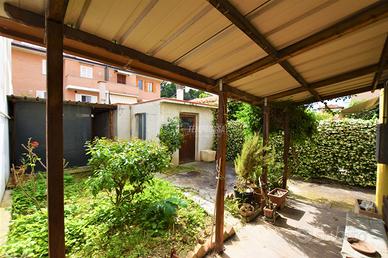 SOLUZIONE INDIPENDENTE CON DOPPIO GARAGE E CORTE P