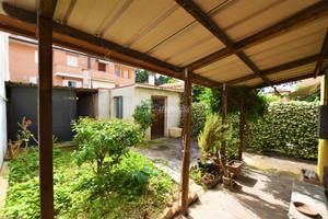 SOLUZIONE INDIPENDENTE CON DOPPIO GARAGE E CORTE P