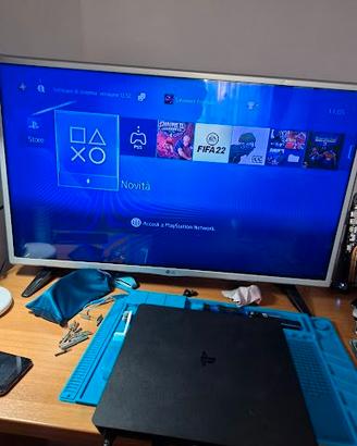 PS4 Slim – Accesa e funzionante (Da revisionare)