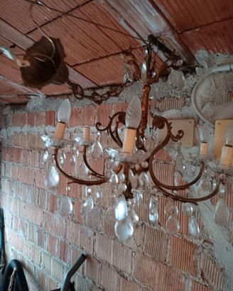 Lampadario vintage con gocce pendenti in vetro