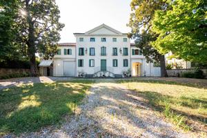 Villa di 700 m² con più di 5 locali e box auto dop