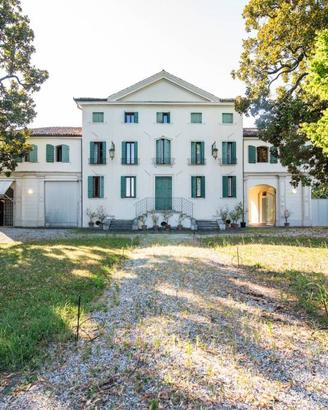 Villa di 700 m² con più di 5 locali e box auto dop