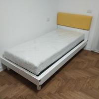 Lettino singolo con rete a doghe e materasso