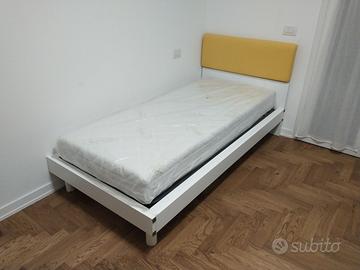 Lettino singolo con rete a doghe e materasso