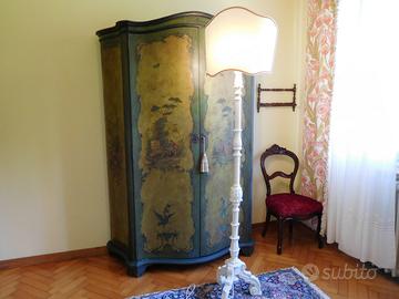 Lampada da terra antica in legno restaurata