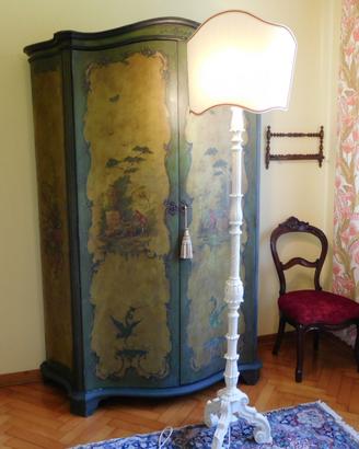 Lampada da terra antica in legno restaurata