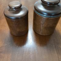 Due vasi per tabacco da pipa.