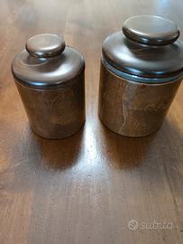 Due vasi per tabacco da pipa.