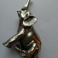 Elefante in resina argentata senza base.