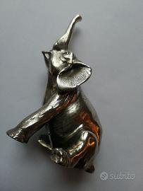 Elefante in resina argentata senza base.