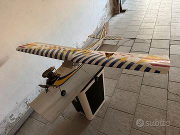 Aereo radiocomandato a scoppio con motore O.S. fun