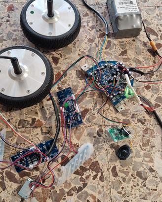 componenti interni di un hoverboard elett