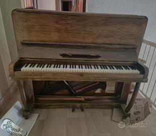 pianoforte verticale vintage in legno
