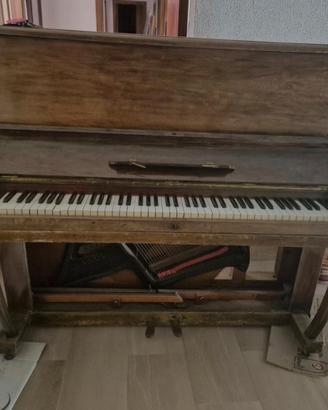 pianoforte verticale vintage in legno