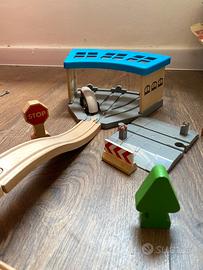 Binari con trenini e decorazioni