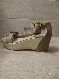 Scarpe con zeppa oro