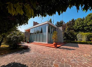 Villa con giardino adibito a centro estetico