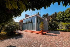 Villa con giardino adibito a centro estetico