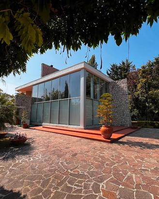 Villa con giardino adibito a centro estetico