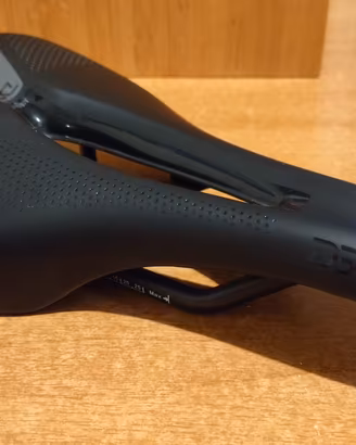 Sella DPV in carbonio nera