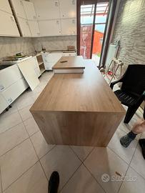 penisola cucina con tavolo e mobile