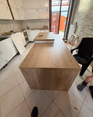 penisola cucina con tavolo e mobile