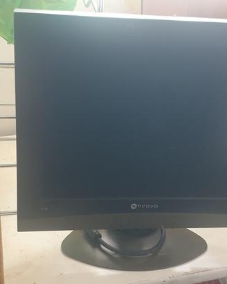 monitor e luce a neon con presa