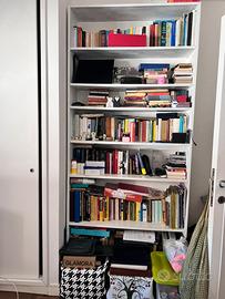 Libreria in legno realizzata da falegname