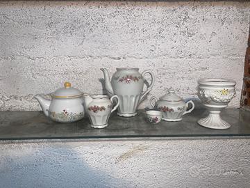 set completo di tazzine, porta zucchero e teiera