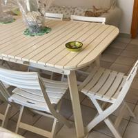 Tavolo allungabile in legno e sedie in resina