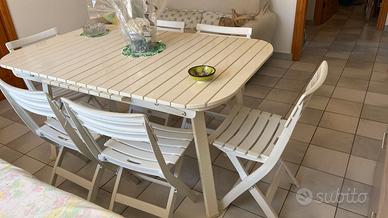 Tavolo allungabile in legno e sedie in resina