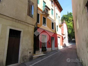 2 LOCALI A SCHIO